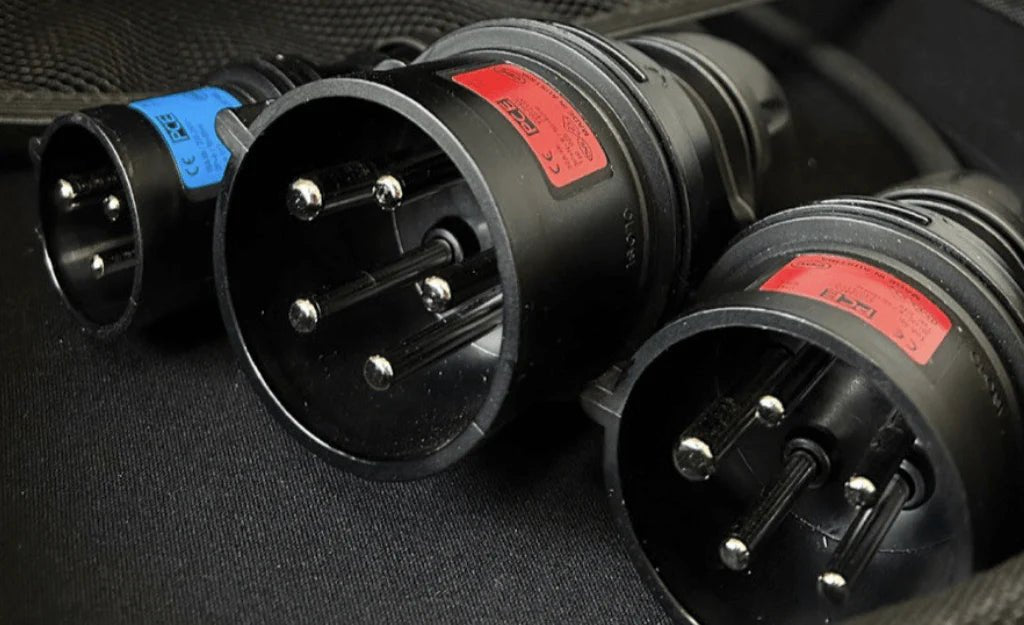 Adapterset Mode 2 Schuko till CEE 16A/32A – Evconnect Laddhybrid – produktbild framifrån | Evconnect