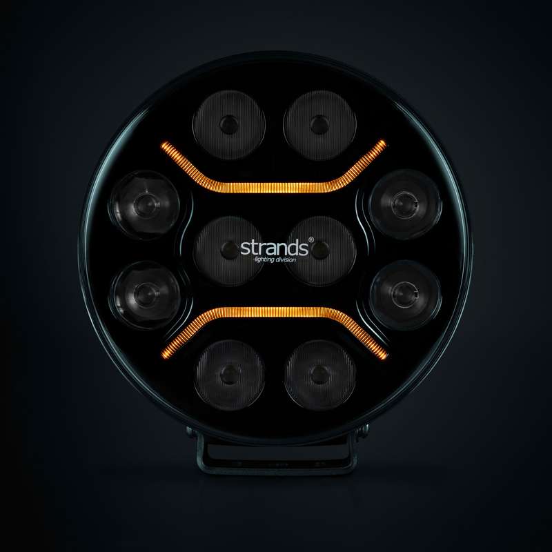 Extraljus Strands Lighting Division Dark Knight Intense 9″ vit/orange positionsljus – i användning