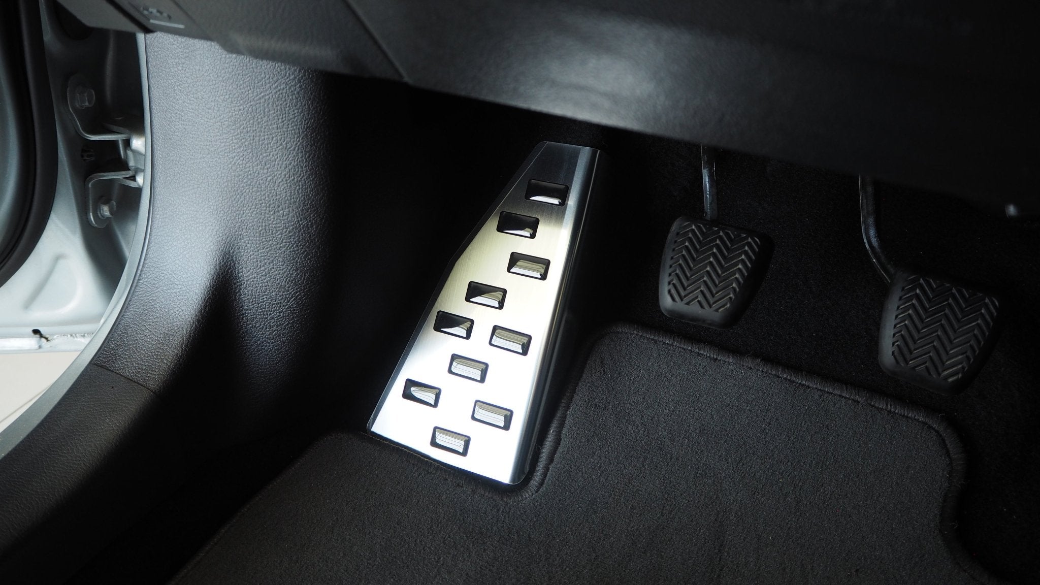 Fotstöd vänster stål/svart polyuretan Auris II 5D 2013–2019 - Carlevel - 