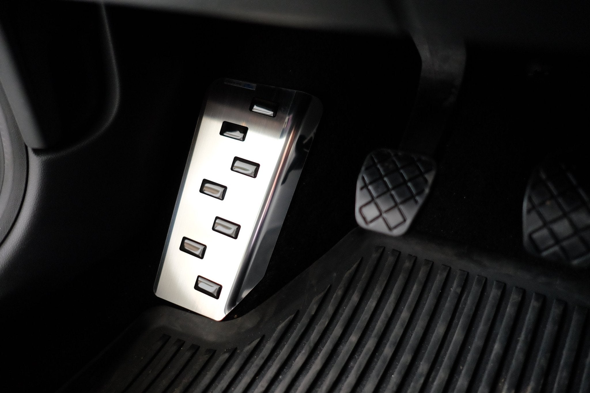 Fotstöd vänster stål/svart polyuretan Fabia III 2014–2021 - Carlevel - 