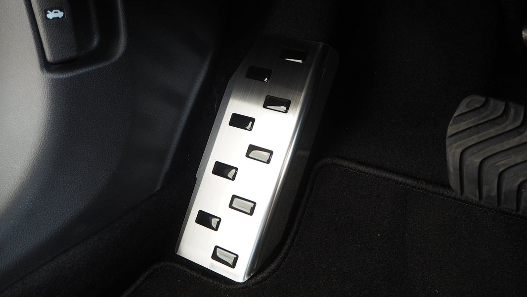 Fotstöd vänster stål/svart polyuretan Nissan Juke II 2019+ - Carlevel - 