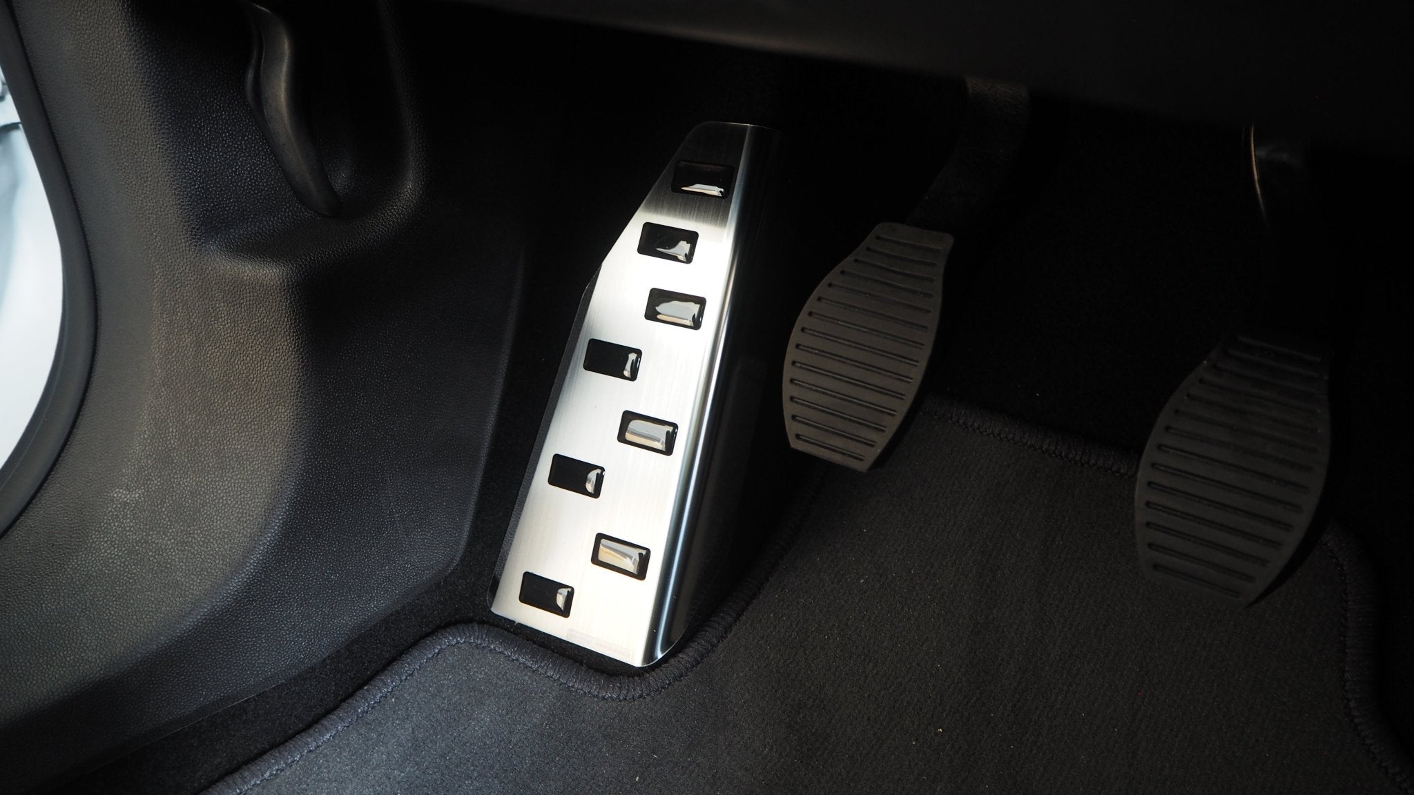 Fotstöd vänster stål/svart polyuretan Opel Corsa E 2014–2019 - Carlevel - 