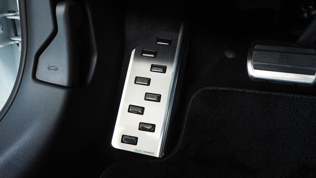 Fotstöd vänster stål/svart polyuretan Peugeot 208 II 2019– - Carlevel - 