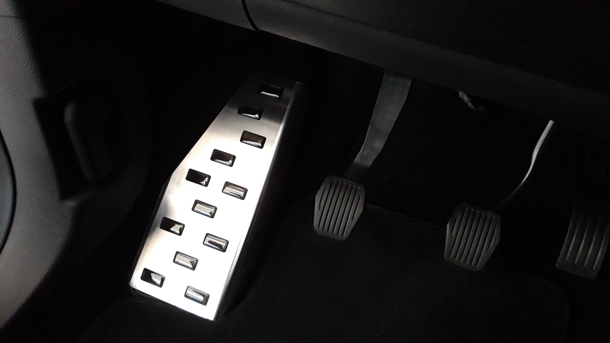 Fotstöd vänster Ford Kuga/C-Max 2008–2019 – stål/svart polyuretan - Carlevel AB - Fordon och delar > Fordonstillbehör