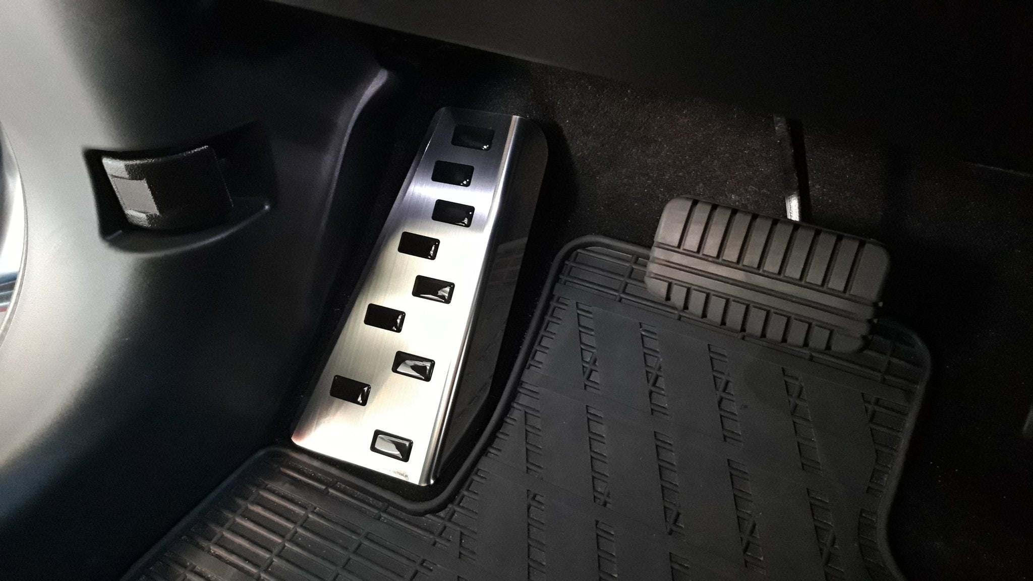Fotstöd vänster Mitsubishi Outlander III 2012–2021 – svart stål - Carlevel AB - Fordon och delar > Fordonstillbehör