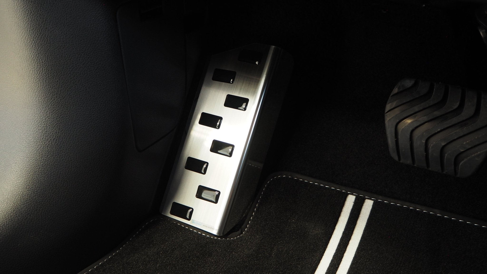Fotstöd vänster Nissan Micra V 2017–2022 – stål/svart - Carlevel AB - Fordon och delar > Fordonstillbehör
