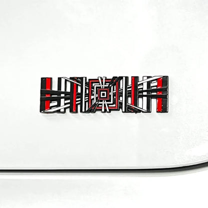 extra vy som visar funktioner på Tesla Plaid Emblem/Badge Silver – TESLA
