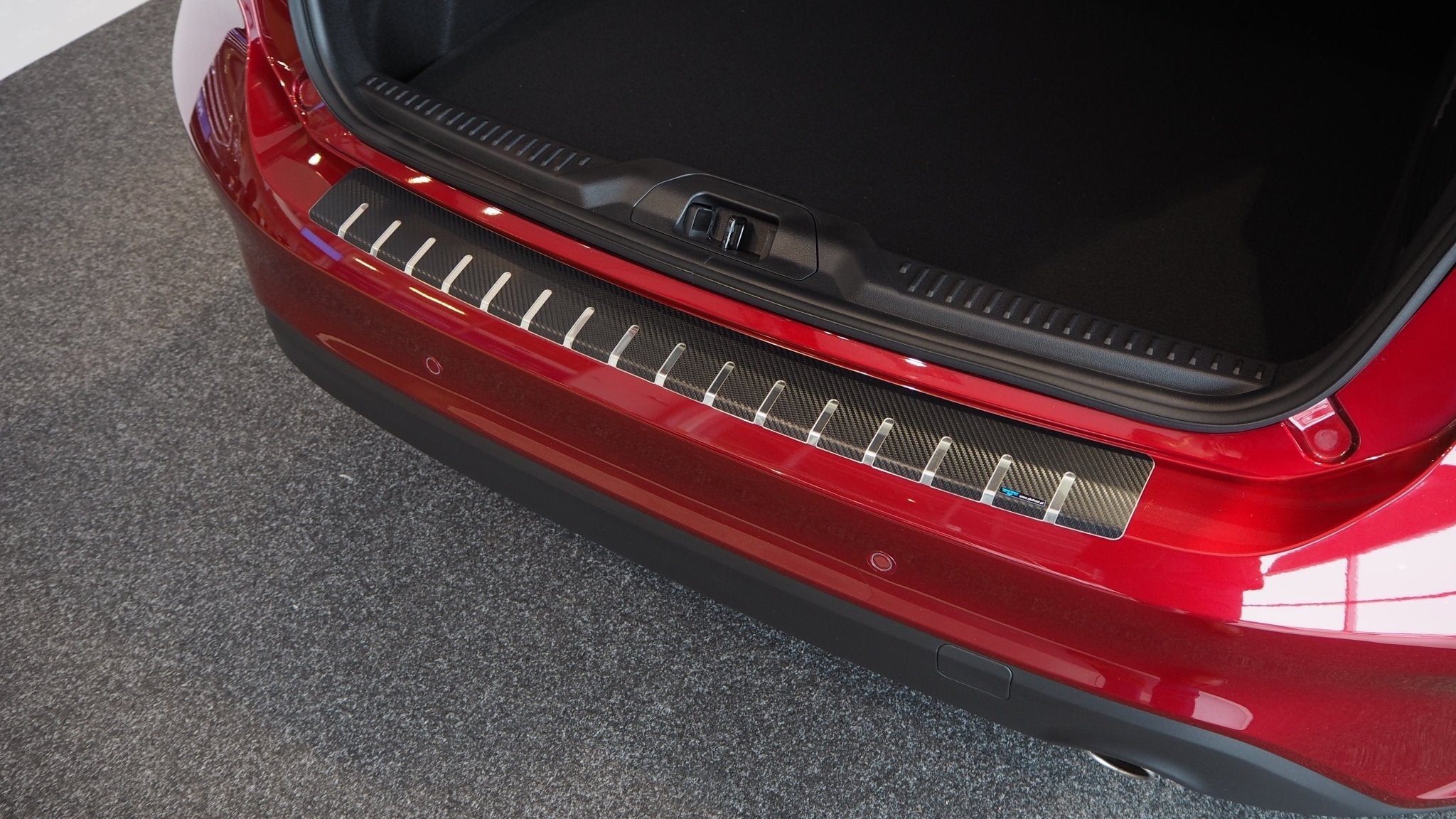 Lastskydd Ford Focus IV 5D 2018–2025 – kolfiber-look - Carlevel AB - Fordon och delar > Fordonsdelar > Karossdelar > Stötfångare
