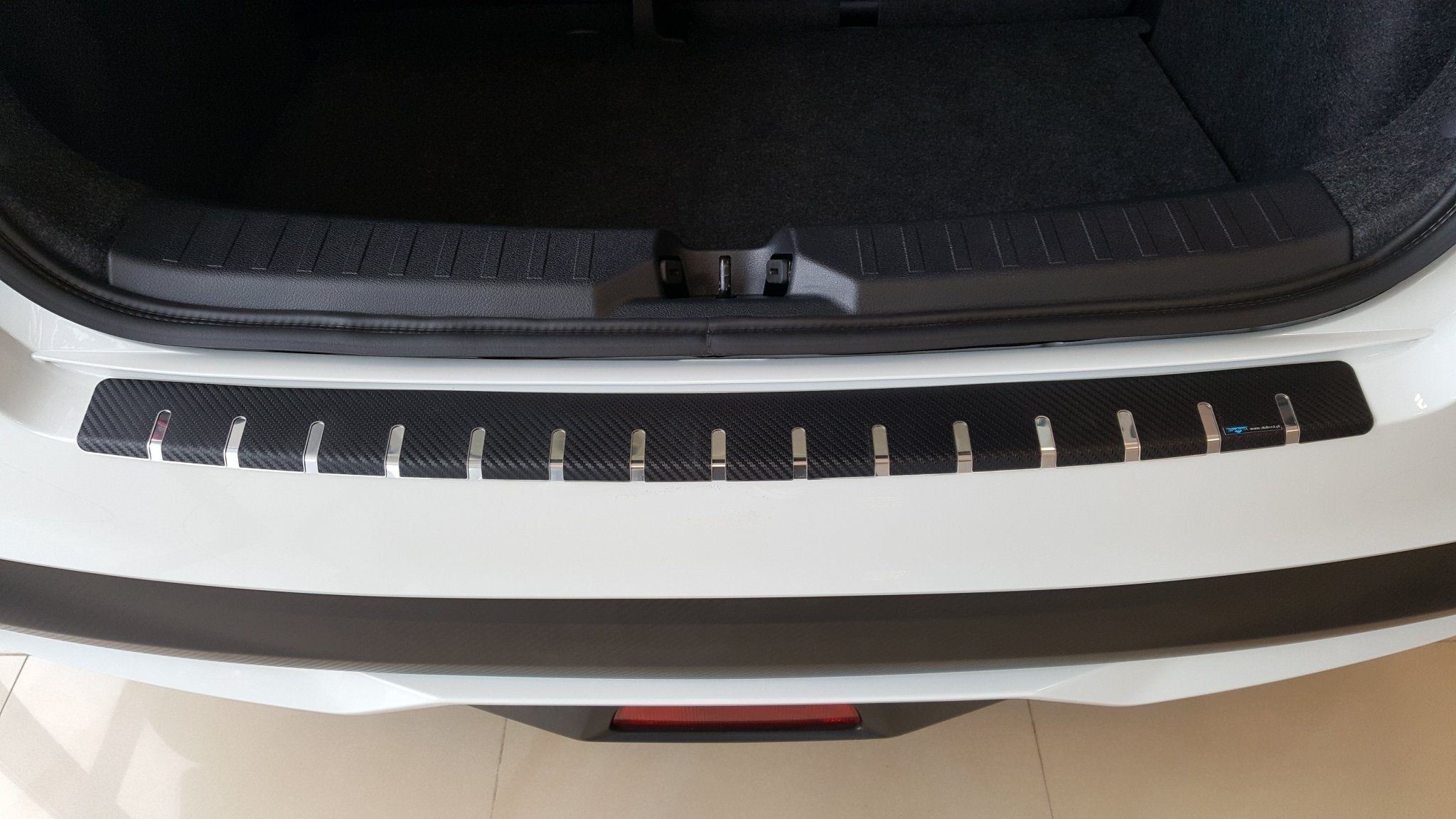Lastskydd Nissan Micra V 5D 2017–2022 – kolfiber-look - Carlevel AB - Fordon och delar > Fordonsdelar > Karossdelar > Stötfångare
