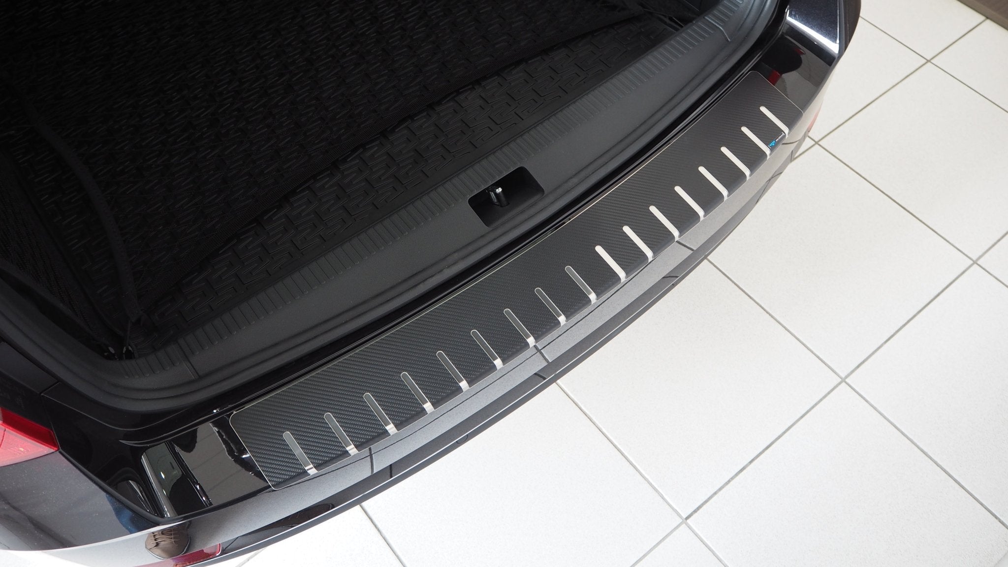 Lastskydd Škoda Octavia III Kombi 2016–2020 – kolfiber-look - Carlevel AB - Fordon och delar > Fordonsdelar > Karossdelar > Stötfångare