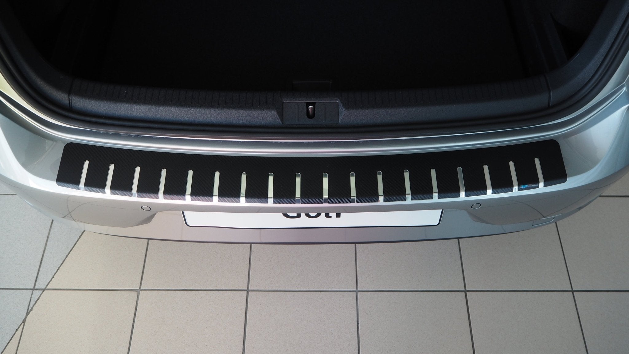 Lastskydd Volkswagen Golf VII 5D 2012–2019 – kolfiber-look - Carlevel AB - Fordon och delar > Fordonsdelar > Karossdelar > Stötfångare