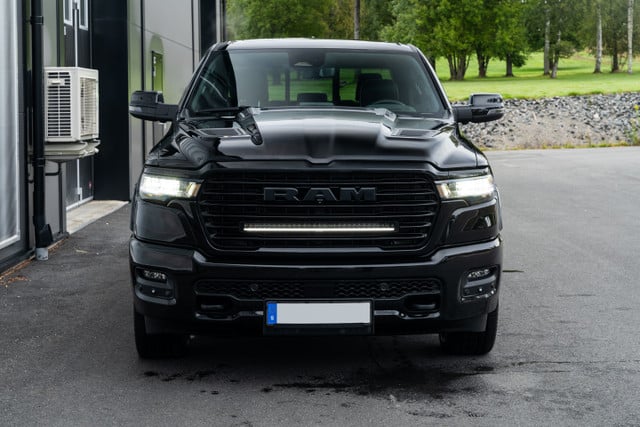 Modellanpassat fäste för Ram 1500 Limited/Laramie - Carlevel AB - Fordon och delar > Fordonstillbehör