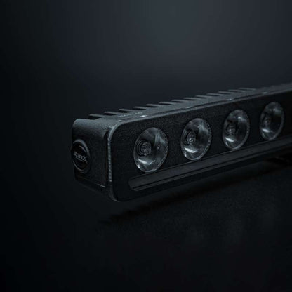 LED-ramp Strands Lighting Division Nuuk D-Line 10″ 5 500 lm – Svart design – produktvy från sidan | Strands Lighting Division