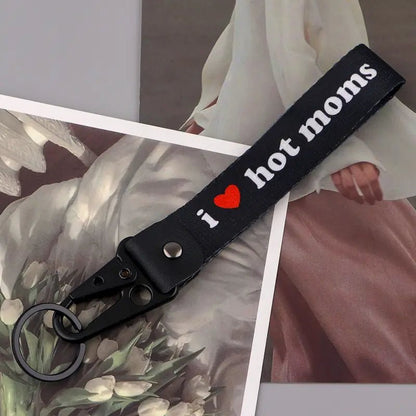 Nyckelring I Love Hot Moms – Broderad för Bilägare - Carlevel AB - Fordon och delar > Fordonstillbehör