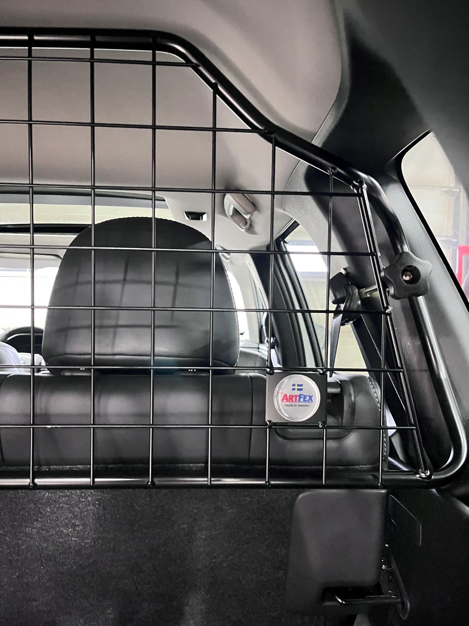 Hundgaller till Mitsubishi Outlander PHEV 2025– – Artfex Skyddsgaller – närbild detaljer | Artfex