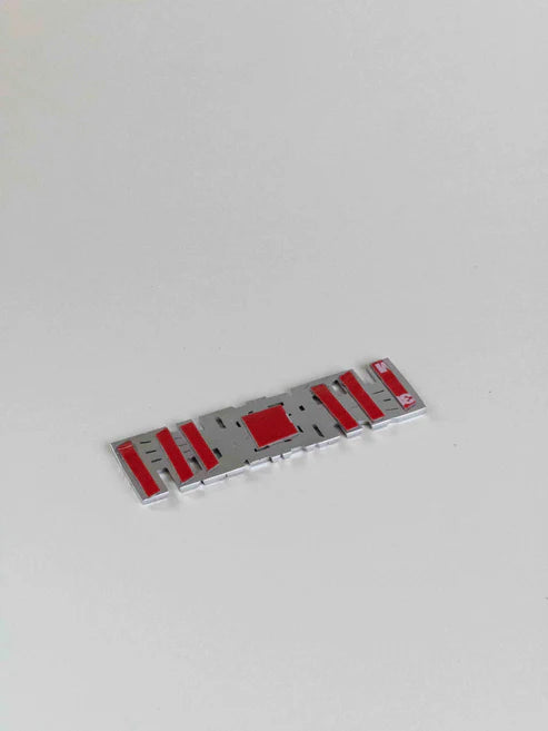 bild som visar användning av Tesla Plaid Emblem/Badge Silver – TESLA