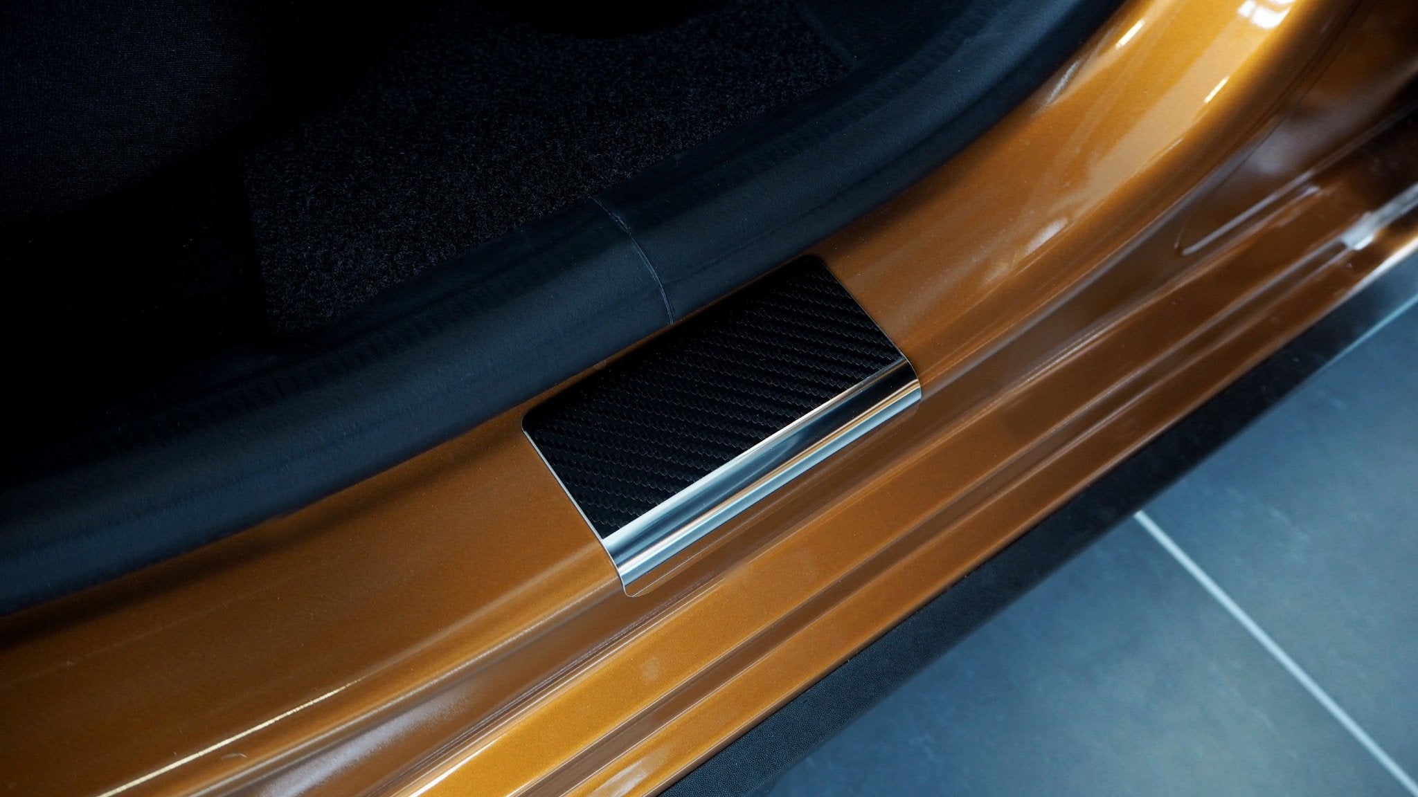 Tröskelskydd Dacia Sandero III Stepway m.fl. 2021+ – Kolfiberlook - Carlevel AB - Fordon och delar > Fordonsdelar > Karossdelar