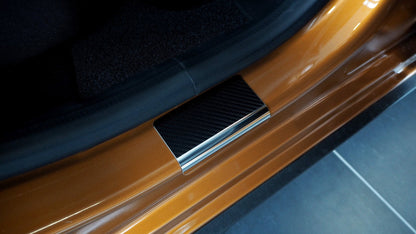Tröskelskydd Dacia Sandero III/Stepway 2021+ – kolfiber-look - Carlevel AB - Fordon och delar > Fordonsdelar > Karossdelar