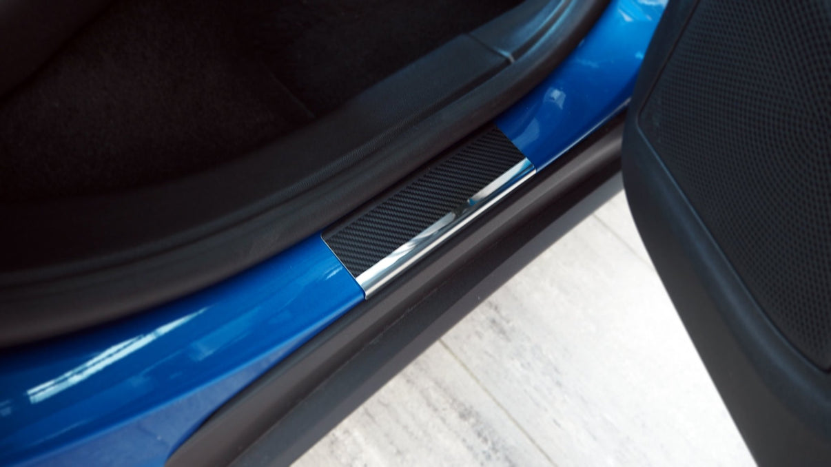 Tröskelskydd Ford Focus IV 4D/5D/Kombi 2018–2025 – kolfiber-look - Carlevel AB - Fordon och delar > Fordonsdelar > Karossdelar
