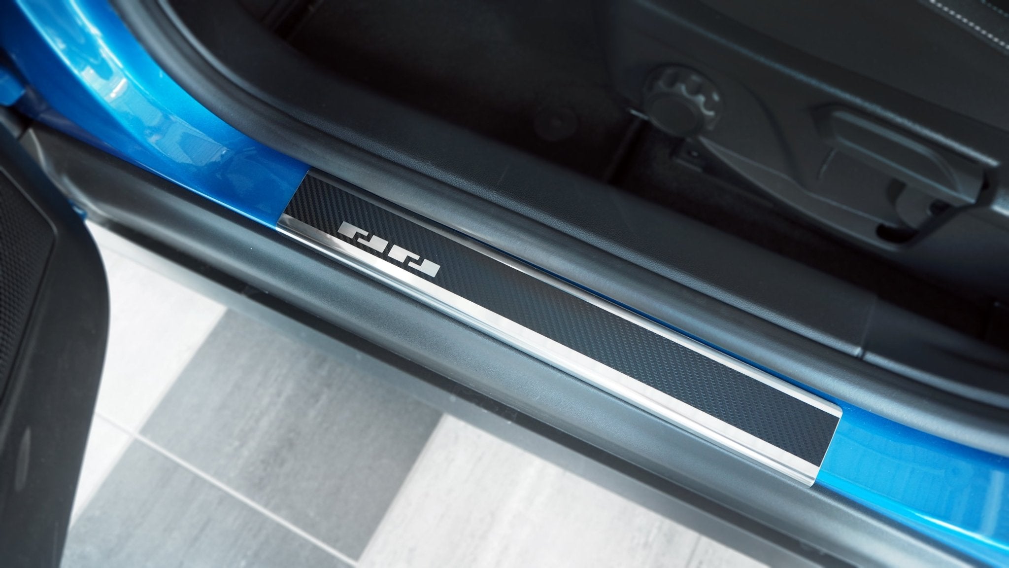 Tröskelskydd Ford Focus IV 4D/5D/Kombi 2018–2025 – kolfiber-look - Carlevel AB - Fordon och delar > Fordonsdelar > Karossdelar