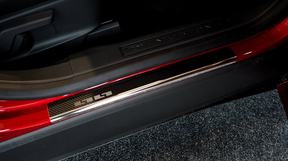 Tröskelskydd Ford Mustang Mach-E 2021+ – kolfiber-look - Carlevel AB - Fordon och delar > Fordonsdelar > Karossdelar