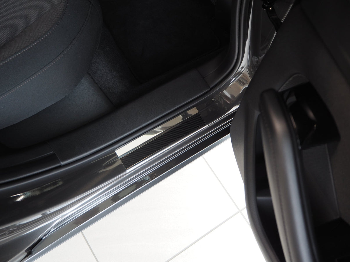 Tröskelskydd Mazda 3 IV 2019+ – kolfiber-look Stål - Carlevel AB - Fordon och delar > Fordonsdelar > Karossdelar