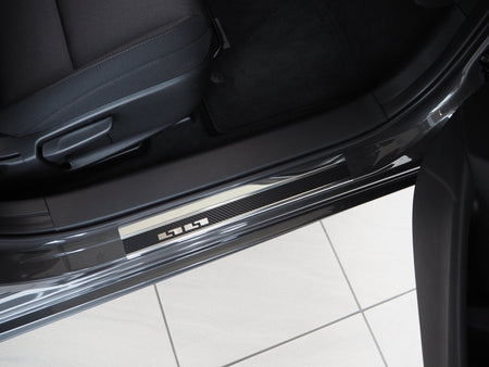 Tröskelskydd Mazda 3 IV 2019+ – kolfiber-look Stål - Carlevel AB - Fordon och delar > Fordonsdelar > Karossdelar