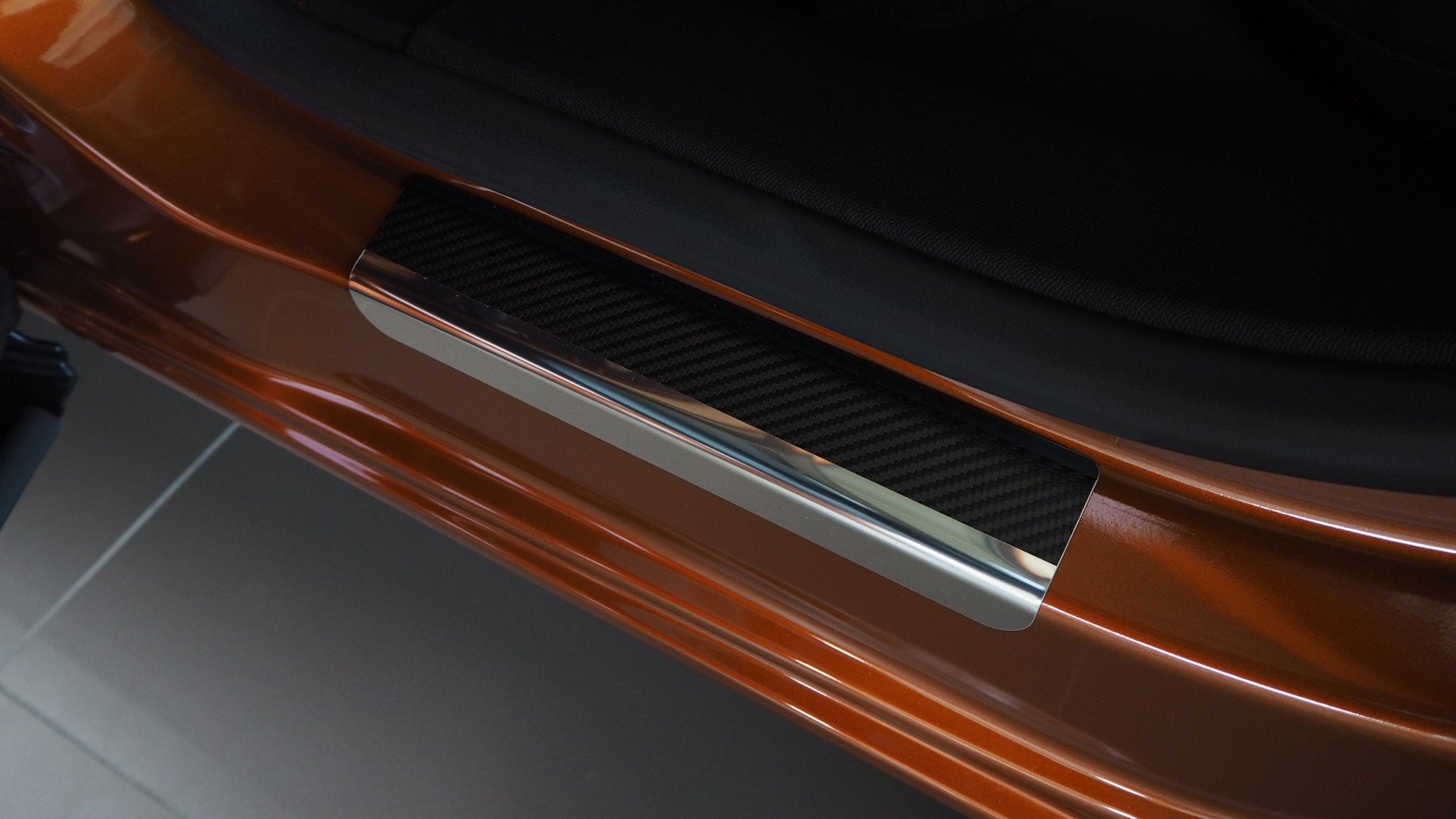 Tröskelskydd Peugeot 2008 II 2019+ – kolfiber-look (stål) - Carlevel AB - Fordon och delar > Fordonsdelar > Karossdelar