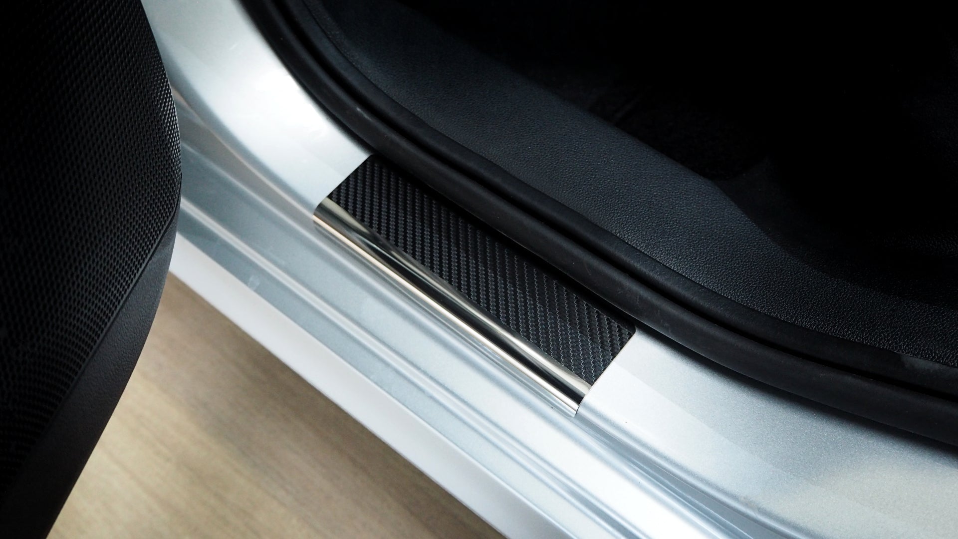 Tröskelskydd Skoda Fabia IV 5D 2021+ – kolfiber-look - Carlevel AB - Fordon och delar > Fordonsdelar > Karossdelar