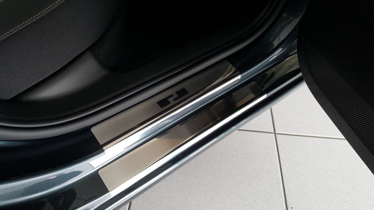 Tröskelskydd Skoda Rapid 2012–2019 – rostfritt stål - Carlevel AB - Fordon och delar > Fordonsdelar > Karossdelar