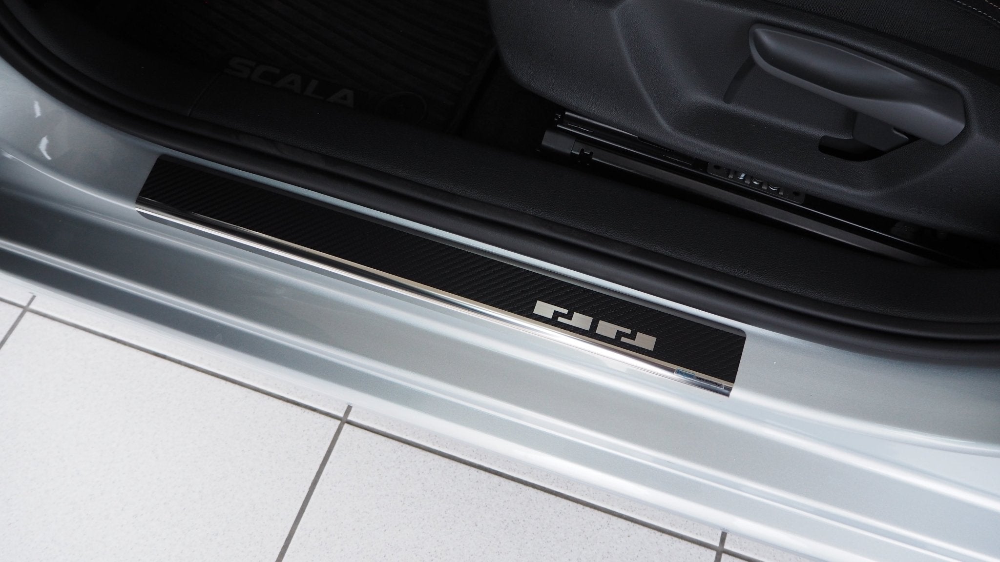 Tröskelskydd Skoda Scala 2019+ – kolfiber-look - Carlevel AB - Fordon och delar > Fordonsdelar > Karossdelar