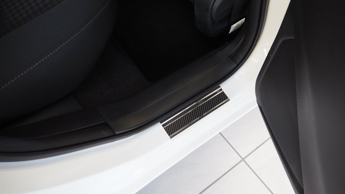 Tröskelskydd till Mazda 2 III 2015+ – Kolfiber-look (stål) - Carlevel AB - Fordon och delar > Fordonsdelar > Karossdelar