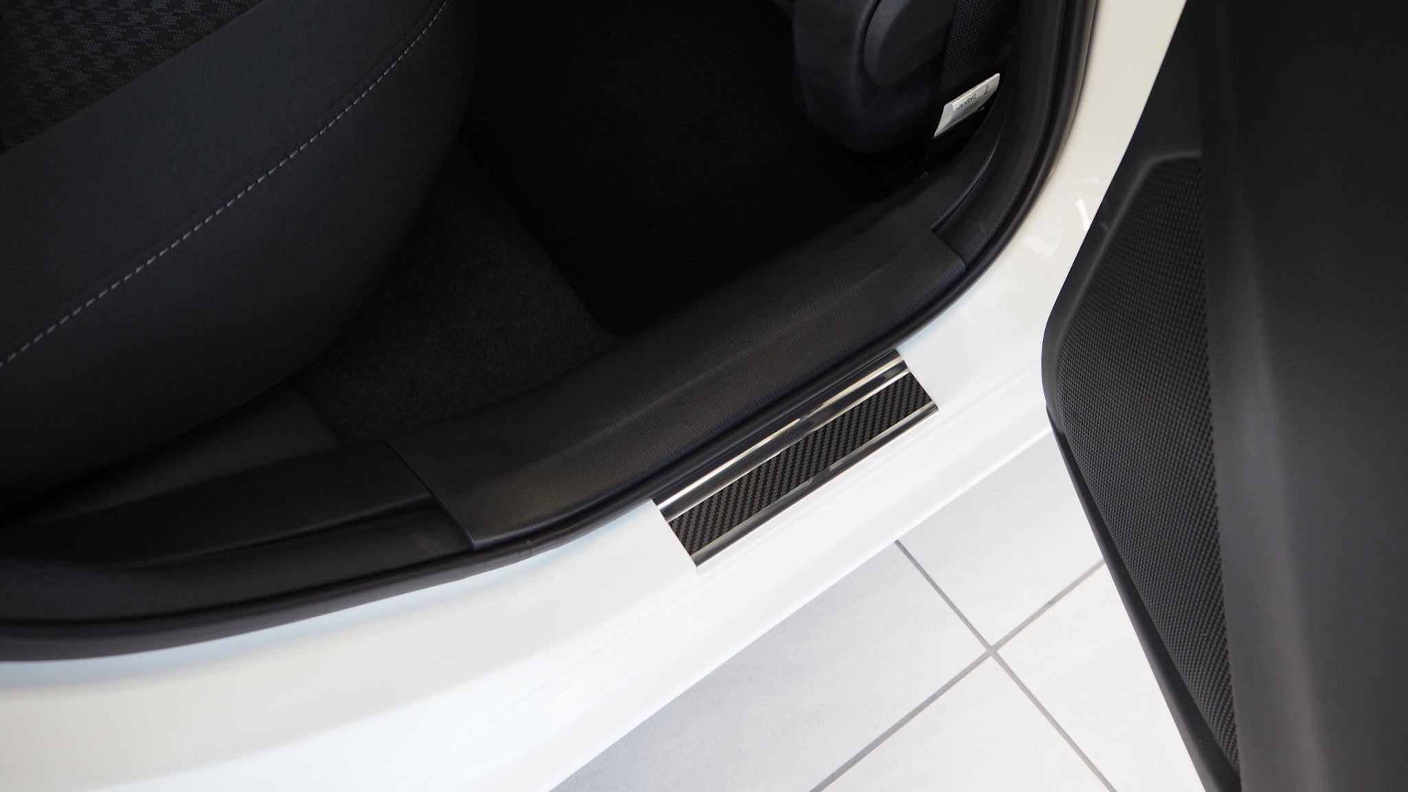 Tröskelskydd till Mazda 2 III 2015+ – Kolfiber-look (stål) - Carlevel AB - Fordon och delar > Fordonsdelar > Karossdelar