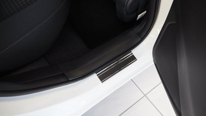 Tröskelskydd till Mazda 2 III 2015+ – Kolfiber-look (stål) - Carlevel AB - Fordon och delar > Fordonsdelar > Karossdelar