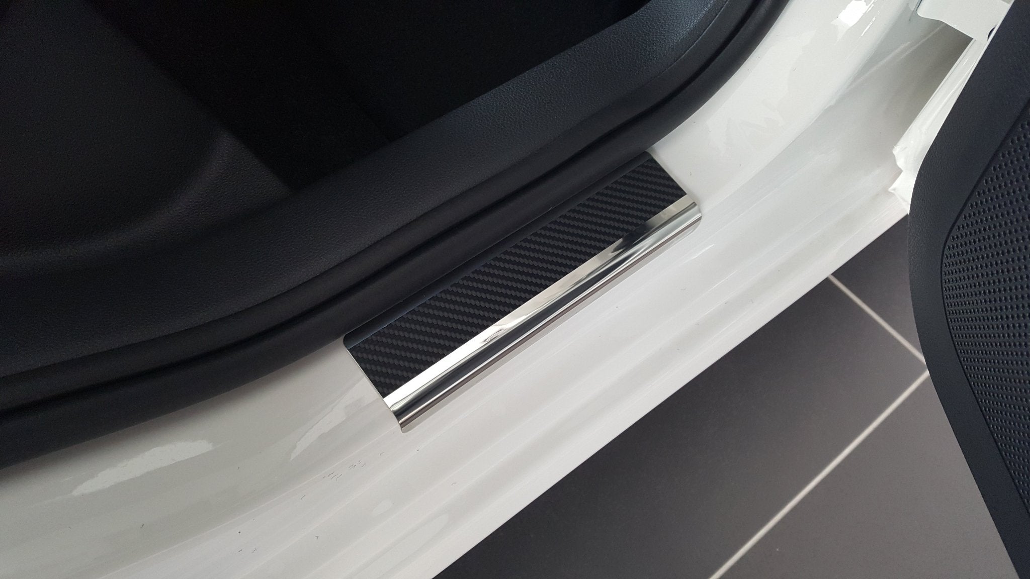 Tröskelskydd till Seat Ibiza V 5D 2017+ – Kolfiber-look - Carlevel AB - Fordon och delar > Fordonsdelar > Karossdelar