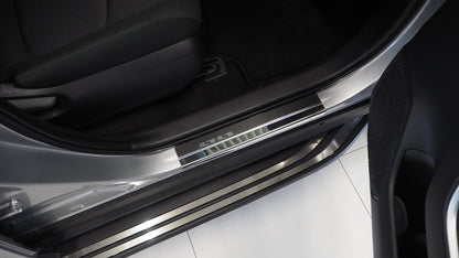Tröskelskydd till Toyota RAV-4 V 2019+ – Kolfiber-look - Carlevel AB - Fordon och delar > Fordonsdelar > Karossdelar