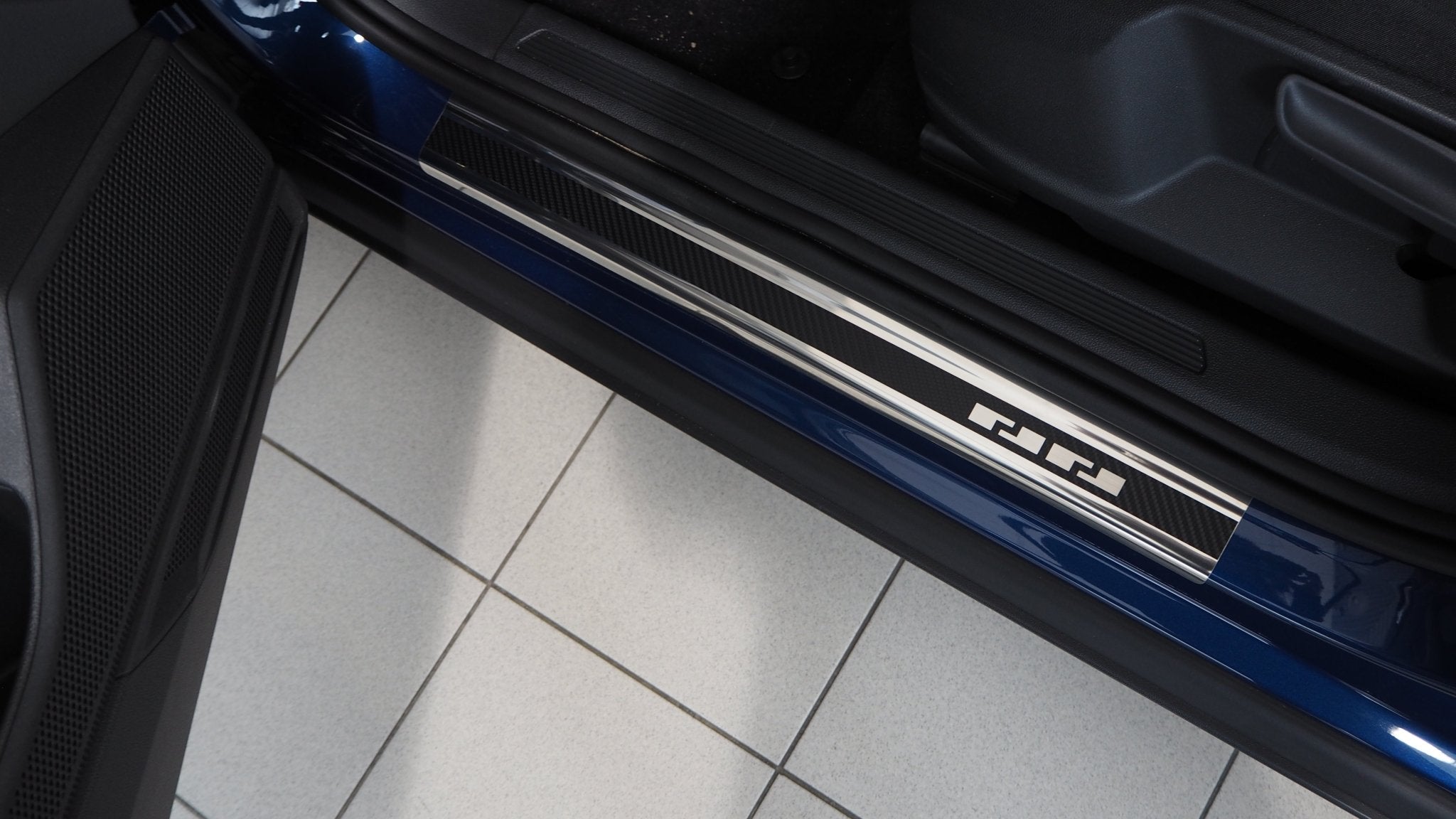 Tröskelskydd till Volkswagen T-Cross 2019–2023 – Kolfiber-look - Carlevel AB - Fordon och delar > Fordonsdelar > Karossdelar
