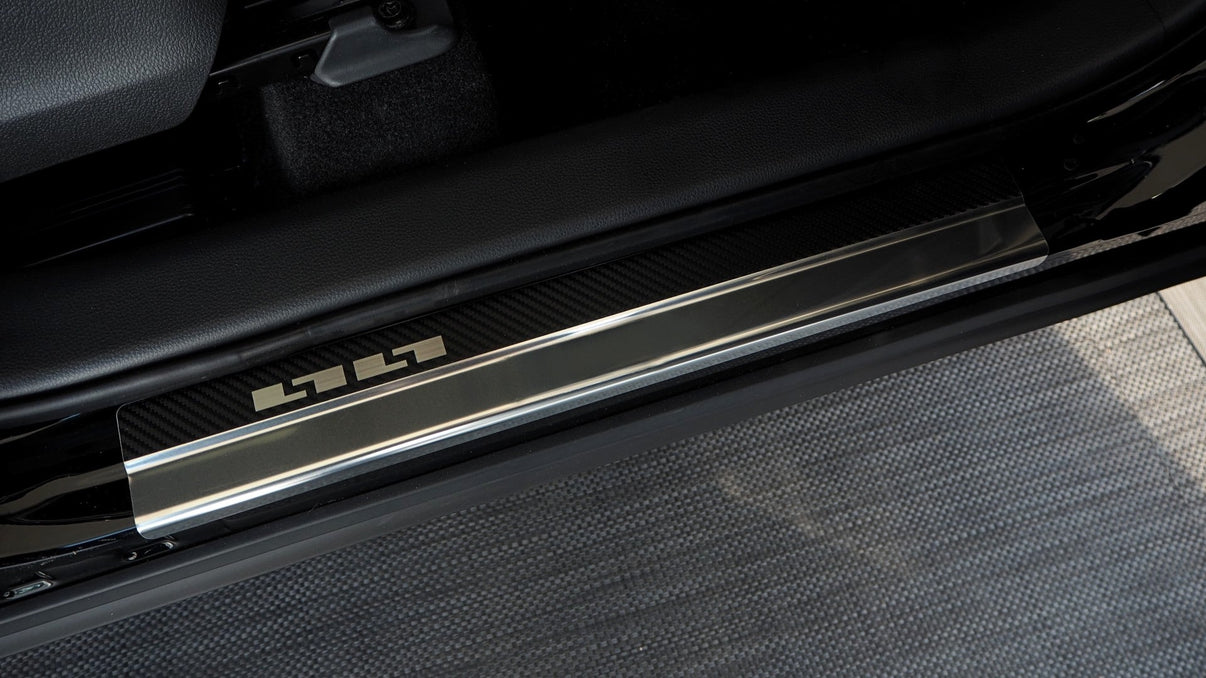 Tröskelskydd Toyota Corolla Cross 2022+ – kolfiber-look - Carlevel AB - Fordon och delar > Fordonsdelar > Karossdelar