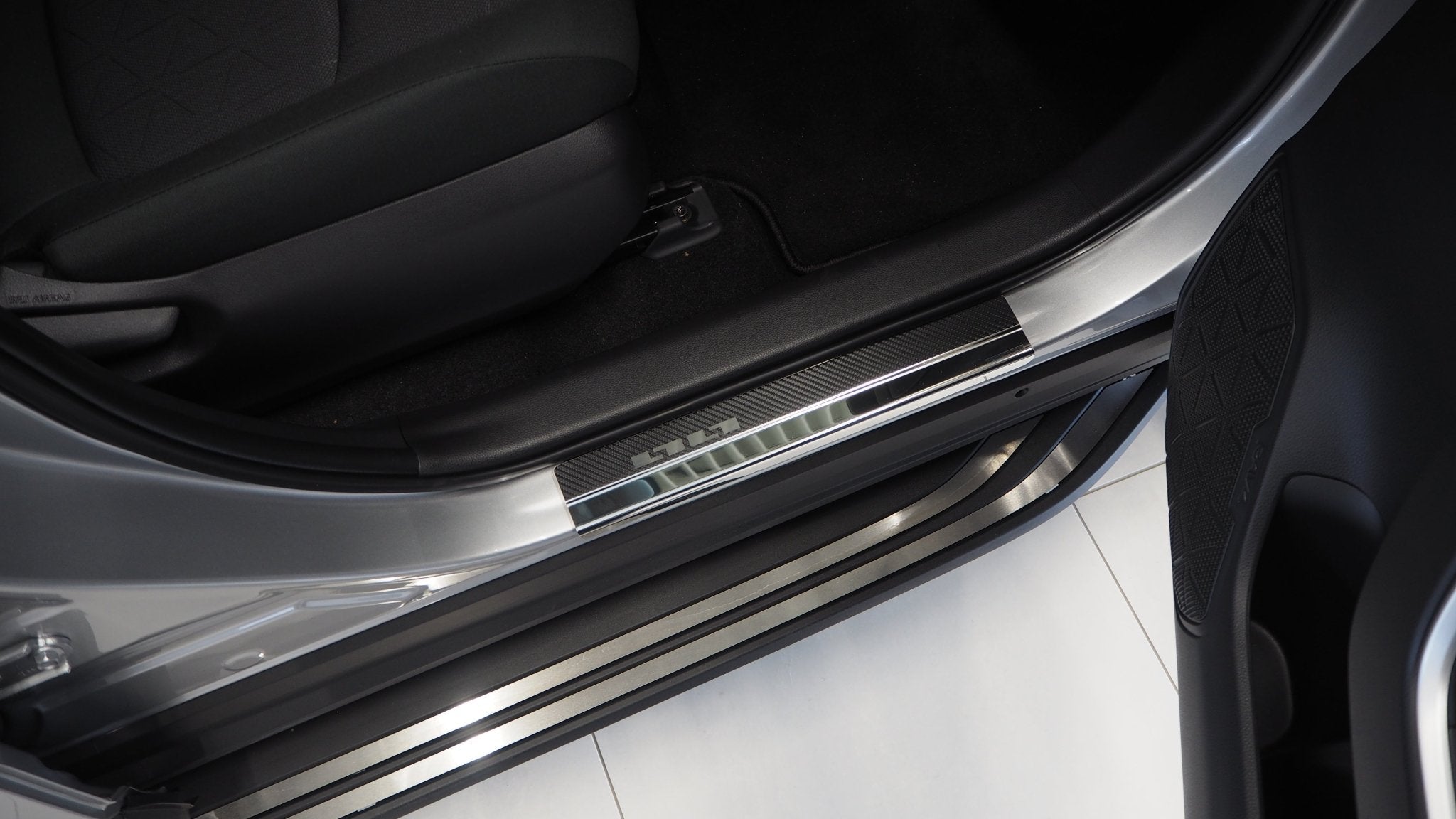 Tröskelskydd Toyota RAV4V 2019+ – kolfiber-look - Carlevel AB - Fordon och delar > Fordonsdelar > Karossdelar