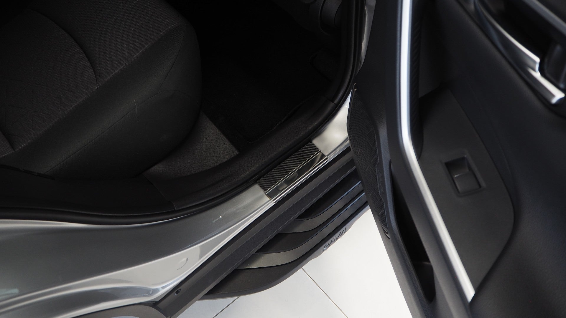 Tröskelskydd Toyota RAV4V 2019+ – kolfiber-look - Carlevel AB - Fordon och delar > Fordonsdelar > Karossdelar
