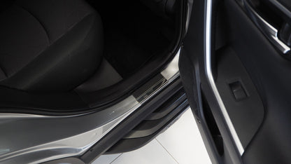 Tröskelskydd Toyota RAV4V 2019+ – kolfiber-look - Carlevel AB - Fordon och delar > Fordonsdelar > Karossdelar