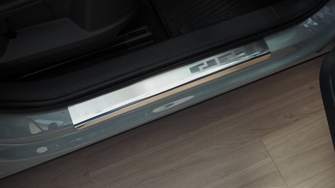 Tröskelskydd till Skoda Karoq/Karoq FL/Seat Ateca 2017+ – Rostfritt stål | Alu-Frost – produktbild framifrån | Alu-Frost