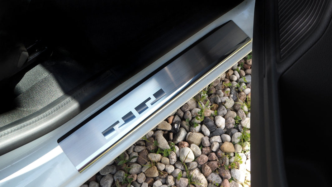 Tröskelskydd till Renault Express/Dacia Dokker 2021+ – Rostfritt stål | Alu-Frost – produktbild framifrån | Alu-Frost