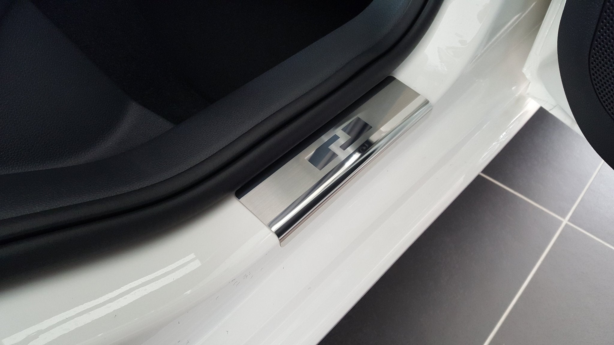 Tröskelskydd till Seat Ibiza V 5D 2017+ – rostfritt stål | Alu-Frost – närbild detaljer | Alu-Frost
