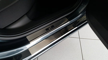 Tröskelskydd till Skoda Rapid 2012–2019 – Rostfritt stål | Alu-Frost – närbild detaljer | Alu-Frost