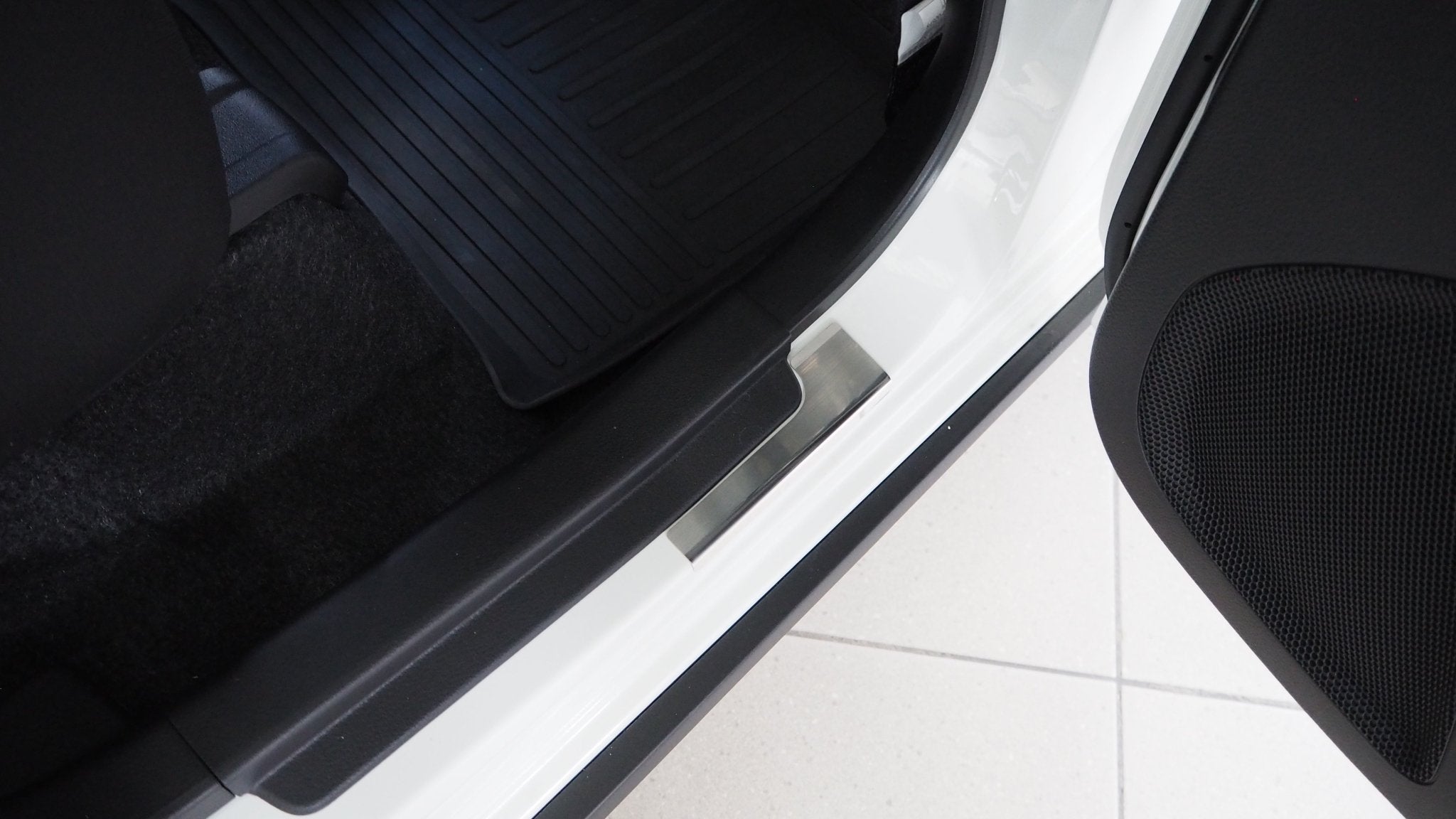 Tröskelskydd Suzuki Ignis III 2017+ – Rostfritt stål Alu-Frost – närbild detaljer | Alu-Frost