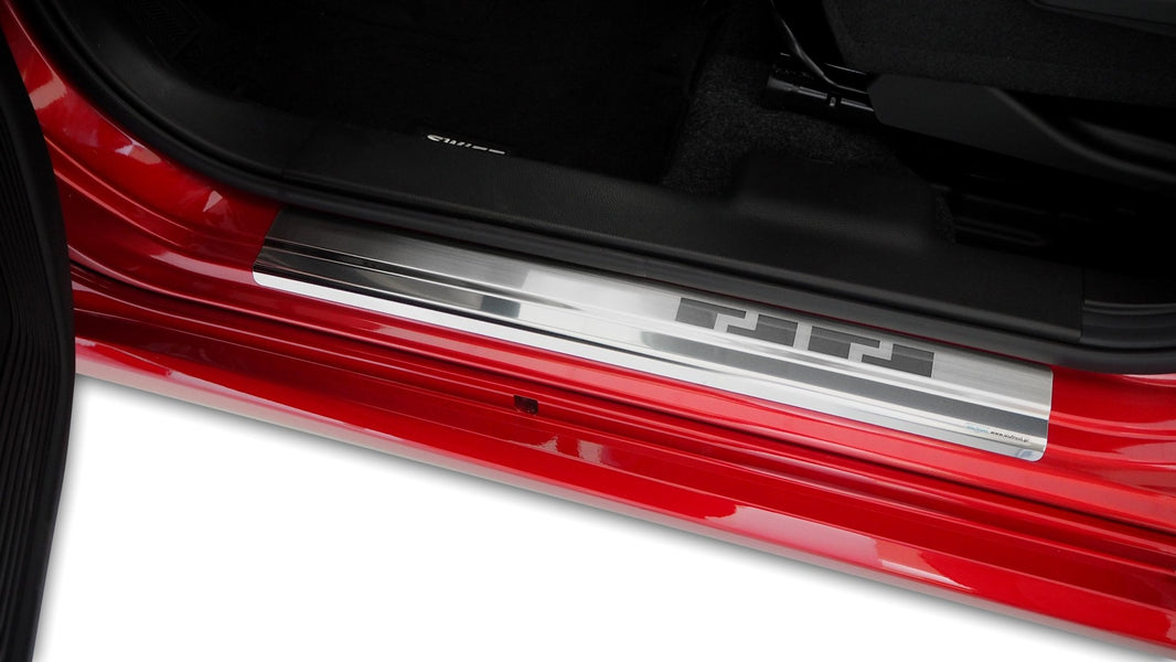 Tröskelskydd till Suzuki Swift VII 5D 2024+ – Rostfritt stål | Alu-Frost – produktbild framifrån | Alu-Frost