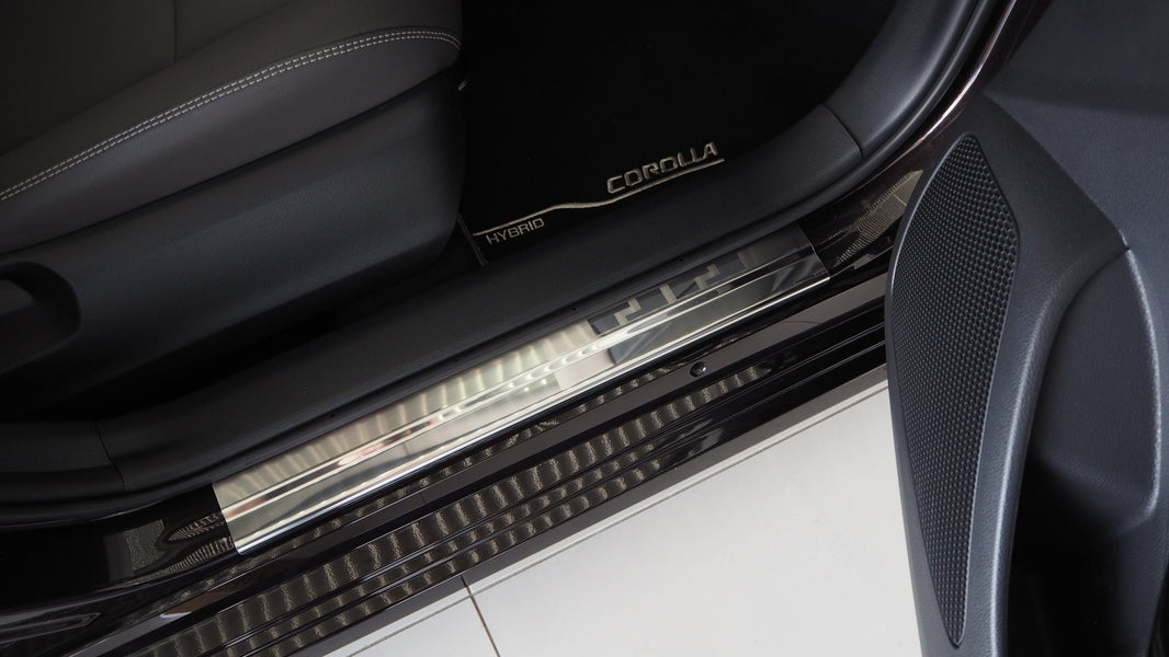 Tröskelskydd till Toyota Corolla XII 4D/Kombi/Swace 2019+ – 4-pack stål Alu-Frost – produktbild framifrån | Alu-Frost