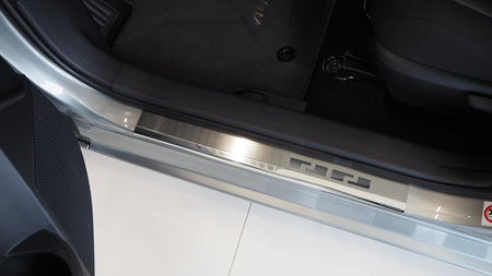 Tröskelskydd till Toyota Auris II 5D 2013–2019 – 4-pack rostfritt stål Alu-Frost – produktbild framifrån | Alu-Frost