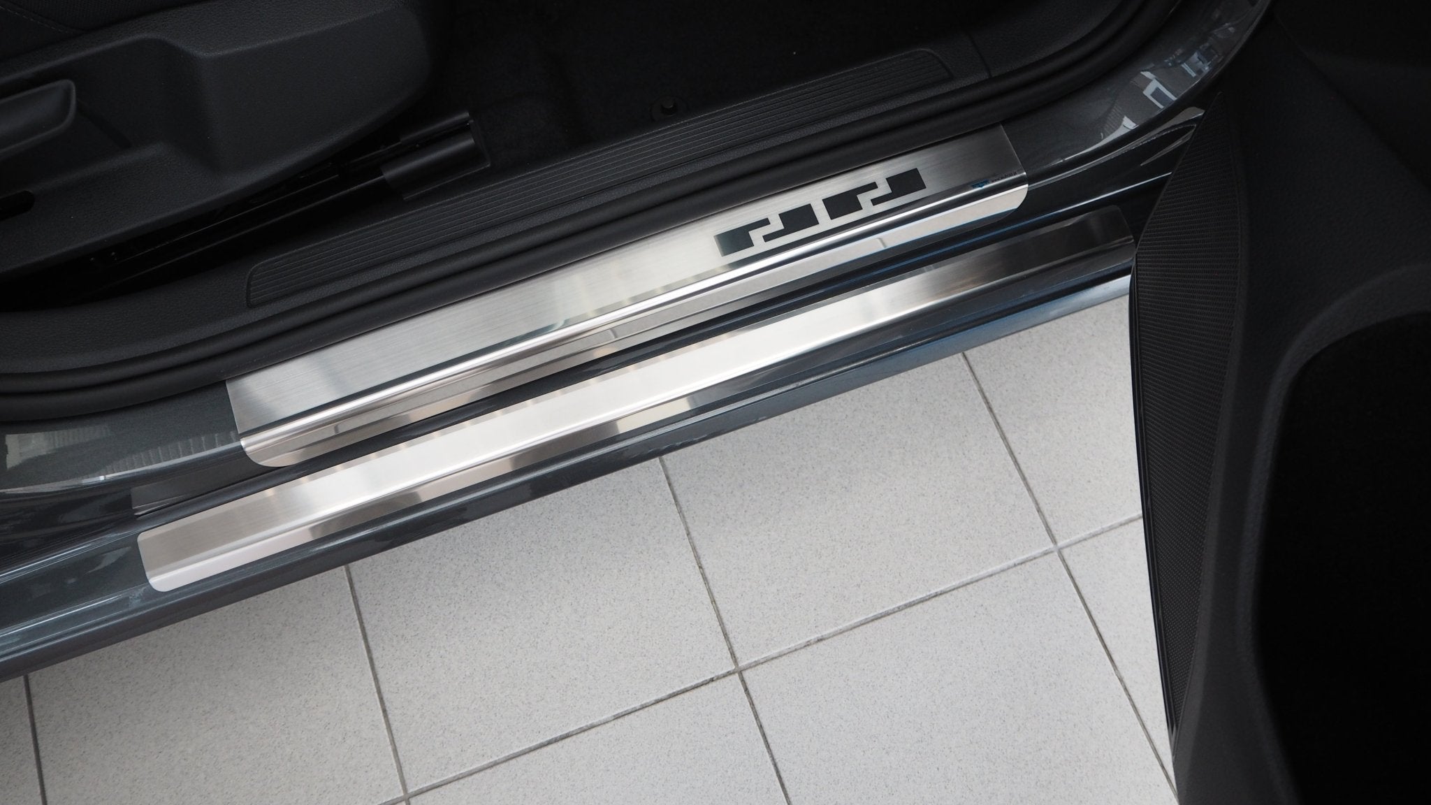 Tröskelskydd till VW Golf VII 5D / Kombi 2012–2019 – 4-pack rostfritt stål | Alu-Frost – produktbild framifrån | Alu-Frost